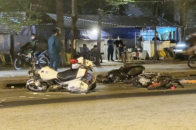 Moto CSGT va 2 xe may va cham mot nguoi chet o TPHCM