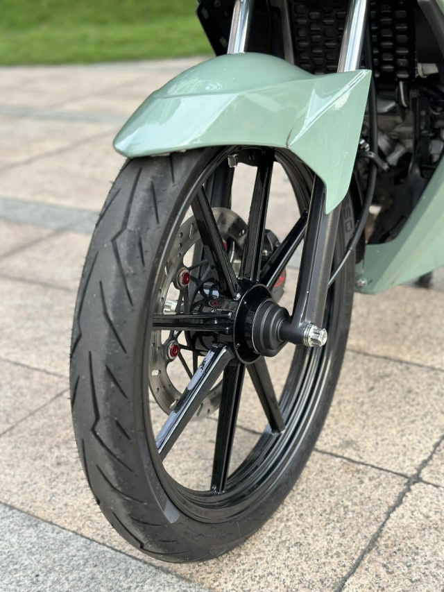 Ex 135 do tro nen noi bat giua dam dong khi khoac len minh MAU DA KICH DOC - 10