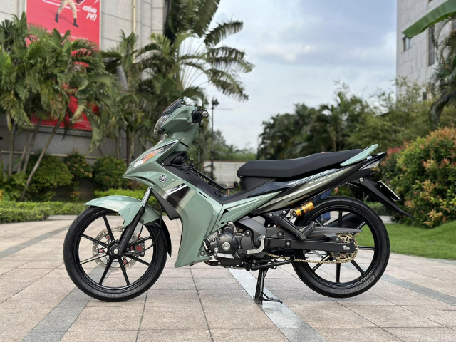 Ex 135 do tro nen noi bat giua dam dong khi khoac len minh MAU DA KICH DOC - 16