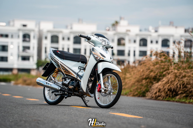 Future 125 tuoi nhu Ngoc Trinh khoe dang trong nang