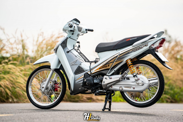Future 125 tuoi nhu Ngoc Trinh khoe dang trong nang - 6
