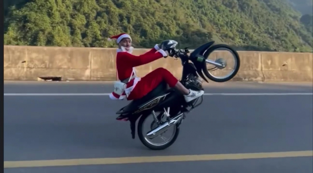 Bat giu ong gia Noel co hanh vi boc dau xe may tren duong
