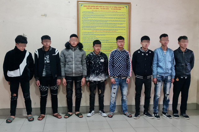Bat giu ong gia Noel co hanh vi boc dau xe may tren duong - 4
