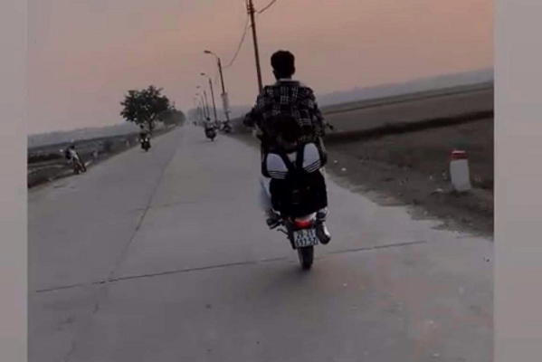 Phat 2 thieu nien boc dau xe may con len mang khoe Cho iu chiu