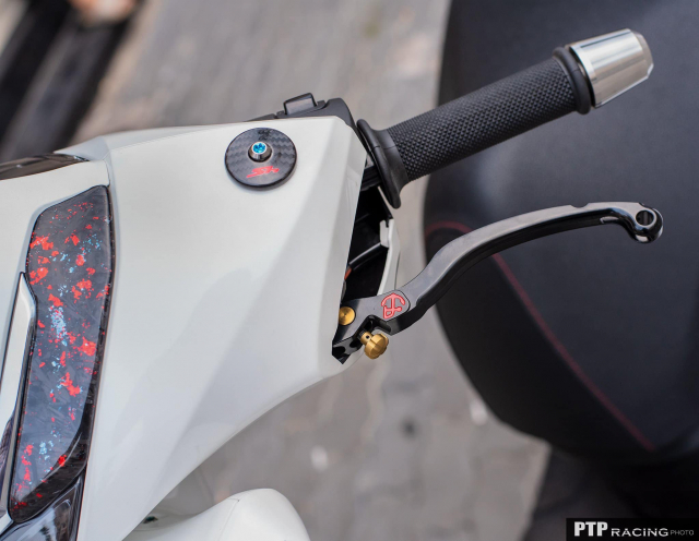 Can canh Honda SH350i trang bi hang ta do Carbon tren nguoi - 9