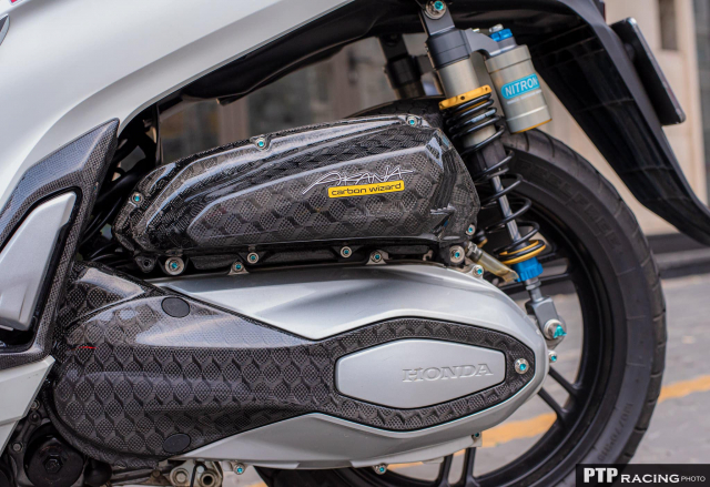 Can canh Honda SH350i trang bi hang ta do Carbon tren nguoi - 15