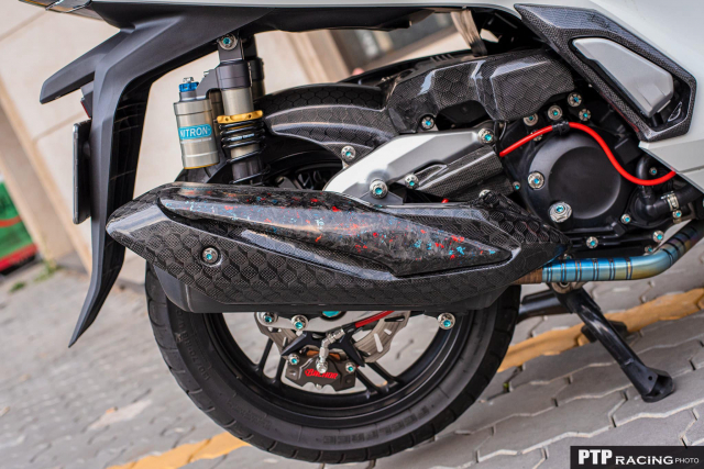 Can canh Honda SH350i trang bi hang ta do Carbon tren nguoi - 18