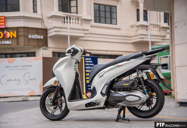 Can canh Honda SH350i trang bi hang ta do Carbon tren nguoi - 22