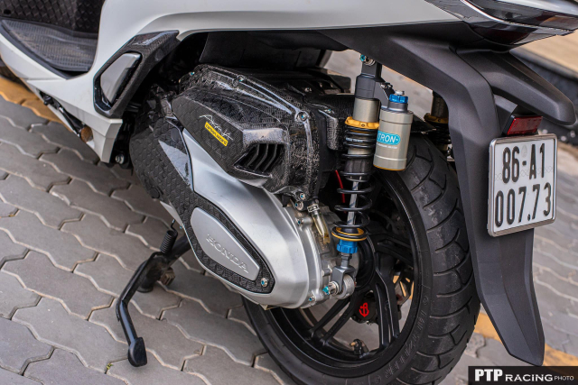 Can canh Honda SH350i trang bi hang ta do Carbon tren nguoi - 24
