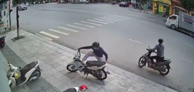 Clip Xe may khoa co van bi be khoa va chay di trong mot not nhac