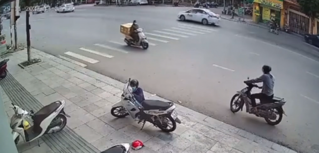 Clip Xe may khoa co van bi be khoa va chay di trong mot not nhac - 6