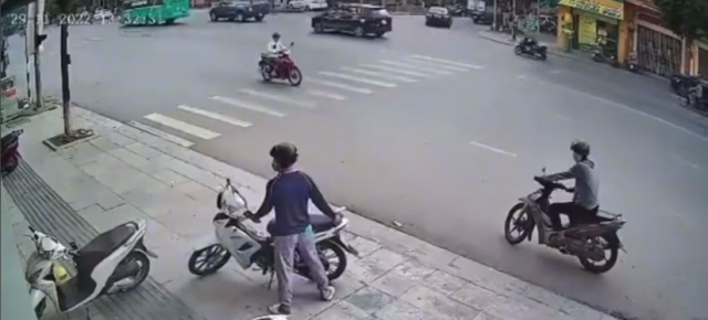 Clip Xe may khoa co van bi be khoa va chay di trong mot not nhac - 8