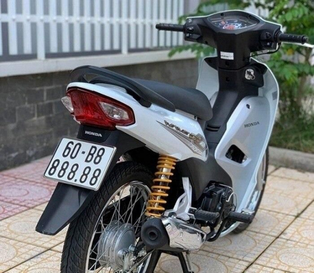 3 xe may Honda Wave bien so doc dat ngang o to