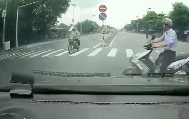 Doan clip canh tinh su bat can cua nguoi Viet khi tham gia giao thong