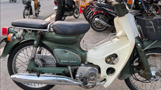 Huyền thoại kim vàng giọt lệ Honda Cub 81 giá bằng ôtô