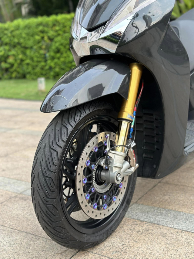 Tuong dai SH300i quay lai thoi huy hoang voi dan chan Upside down 3 dia - 18 Tuong dai SH300i quay lai thoi huy hoang voi dan chan Upside down 3 dia - 18