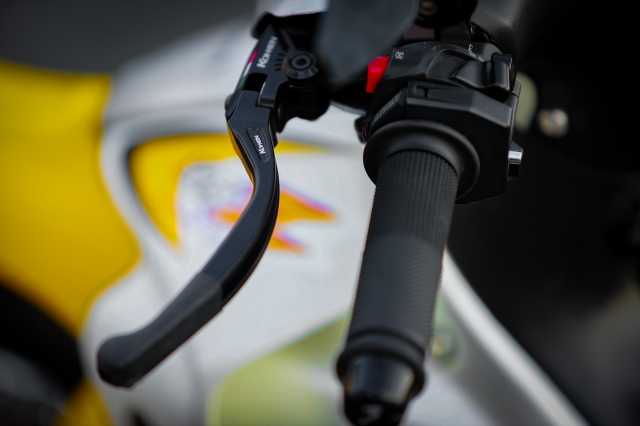 Yaz 125 tro thanh ban do kinh dien khi DOC CHIEM trang bi Nitron Race Pro - 25