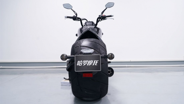 Chi tiet Wolverine XS 800 trinh lang mau Cruiser voi lop sau 360 va gap don - 4