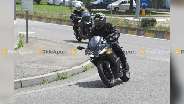 Lo dien Aprilia RS440 khi thu nghiem cung Moto Guzzi Stelvio - 3