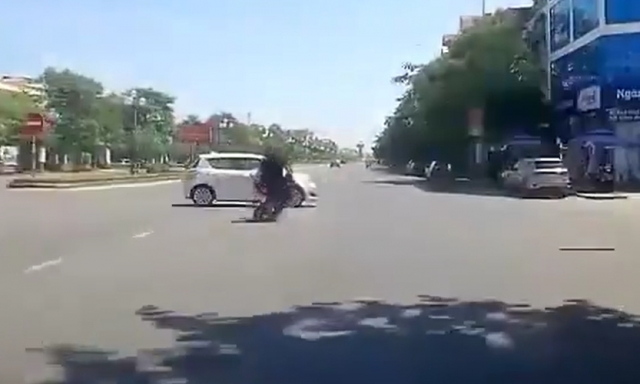Phong nhanh vuot au trong luc tong ba nhom ban tre nhan cai ket nho doi - 3 Phong nhanh vuot au trong luc tong ba nhom ban tre nhan cai ket nho doi - 3