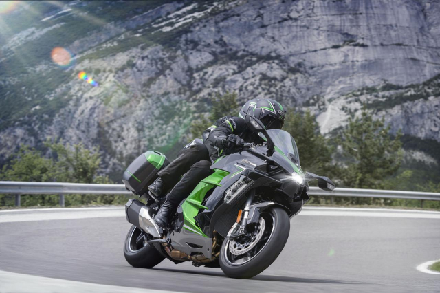 Ra mat phien ban Ninja H2 SX 2023 moi bo sung chuc nang tu dong chieu xa - 12