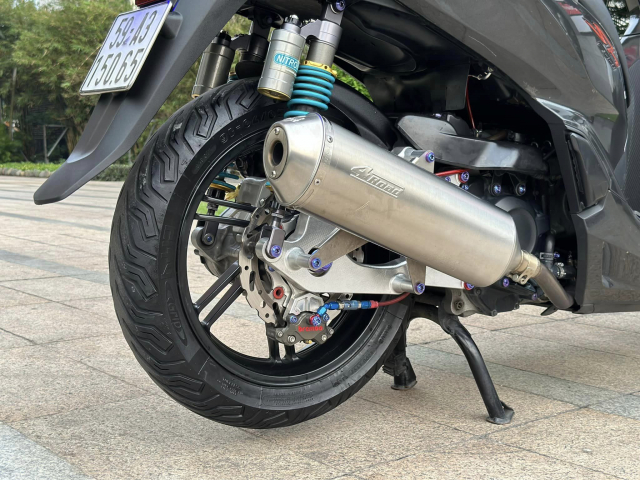 Tuong dai SH300i quay lai thoi huy hoang voi dan chan Upside down 3 dia - 10