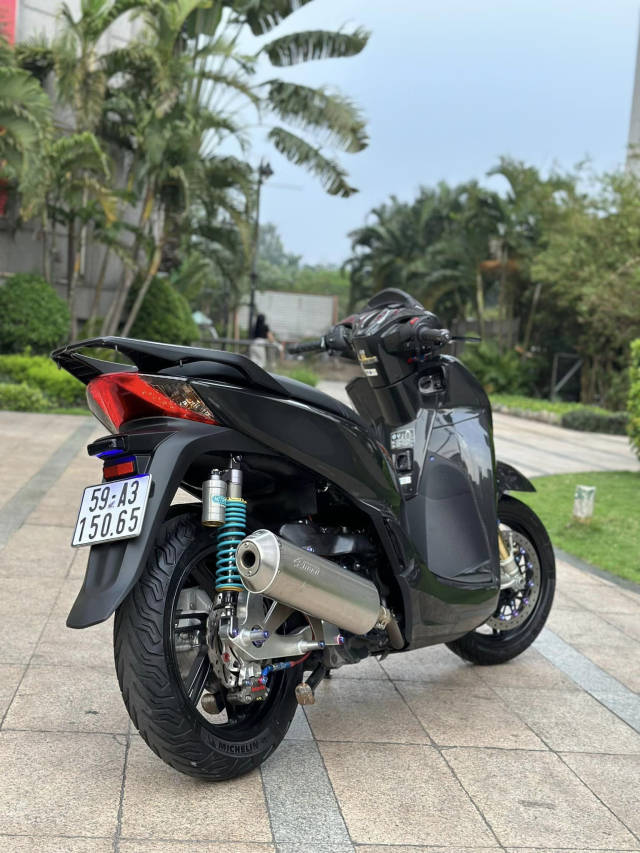 Tuong dai SH300i quay lai thoi huy hoang voi dan chan Upside down 3 dia - 19
