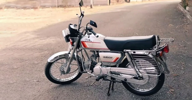 Honda CD100 38 nam tuoi duoc hoi sinh dep lung linh