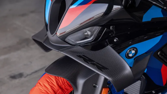 BMW M1000RR 2025 da ra mat voi dong co tinh khi dong hoc va thiet bi dien tu duoc nang cap - 4