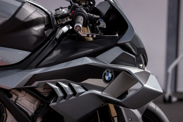BMW S1000RR 2025 chuyen minh voi thiet ke bat doi xung da tro lai roi ne AE - 6