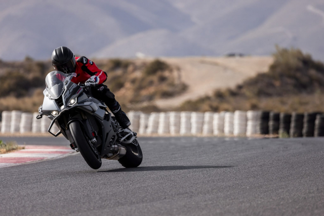 BMW S1000RR 2025 chuyen minh voi thiet ke bat doi xung da tro lai roi ne AE - 10