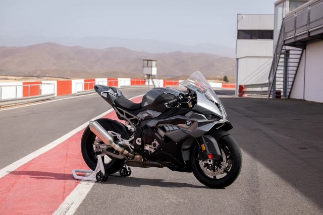 BMW S1000RR 2025 chuyen minh voi thiet ke bat doi xung da tro lai roi ne AE - 20