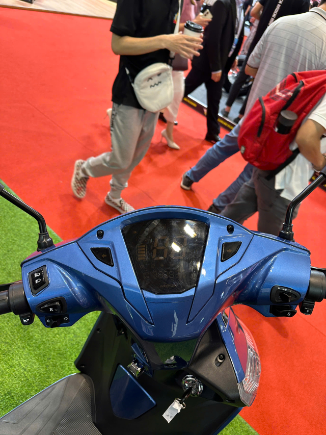 Can canh xe dien Wedison Bee co ngoai hinh giong Honda LEAD tai VMS 2024 - 6