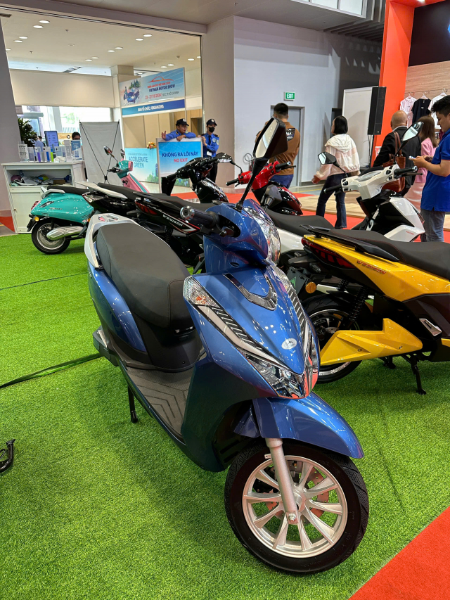 Can canh xe dien Wedison Bee co ngoai hinh giong Honda LEAD tai VMS 2024 - 8
