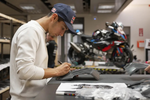 BMW M1000RR WSBK Champion 2024 lo dien mau xe dac biet chao mung chuc vo dich the gioi WorldSBK - 6