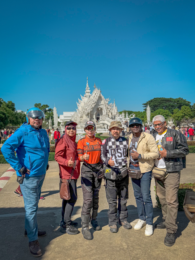 Nu biker Viet thuong xuyen chay xe may xuyen bien gioi de kham pha cac cung duong o Nam A - 7