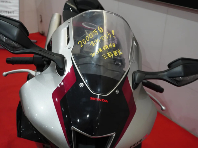 Honda CBR1000RRR Kumamoto Phien ban ky niem ma AE se khong bao gio co the so huu duoc - 4