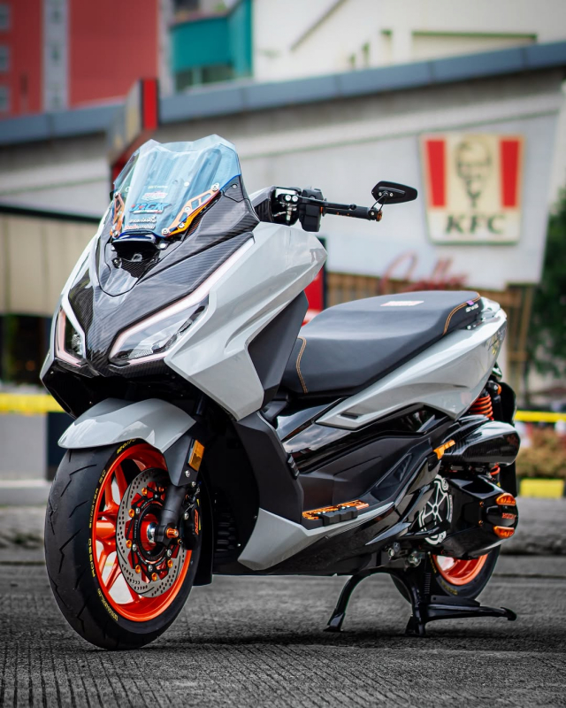 Honda Forza 350 do hap dan dan choi voi cac mon phu tung quoc dan vua tui tien