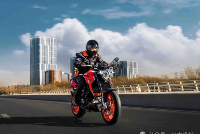 Aprilia Shiver 900 da tro lai voi dien mao moi kich thich nguoi ham mo - 4