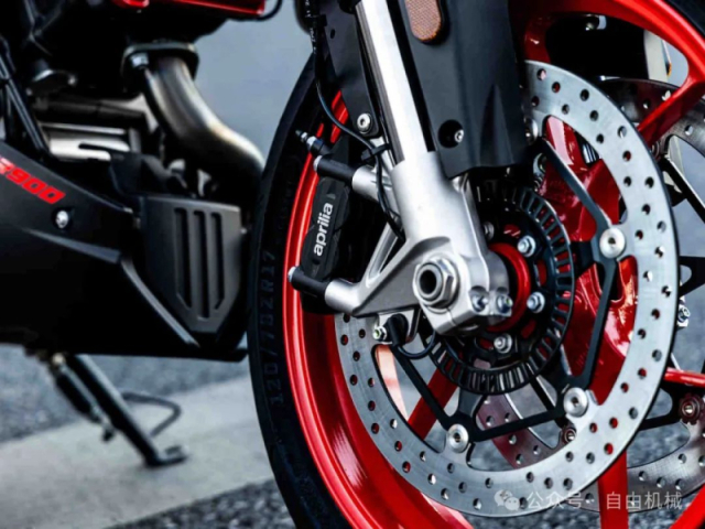 Aprilia Shiver 900 da tro lai voi dien mao moi kich thich nguoi ham mo - 6
