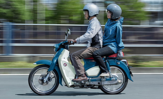 Bang sang che moi cua Honda Super Cub duoc tiet lo voi he thong phanh sau ket hop rat thu vi
