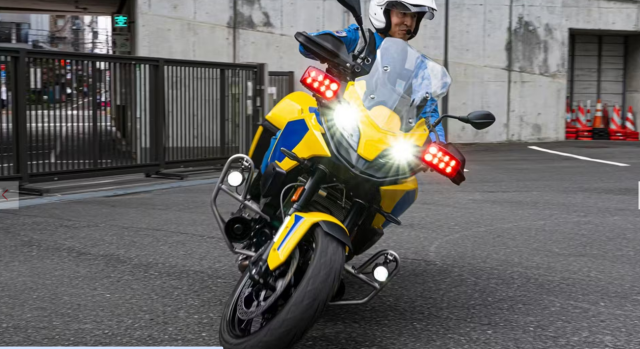 BMW F900XR Patrol tro thanh Ngon Gio Moi tren duong cao toc Nhat Ban
