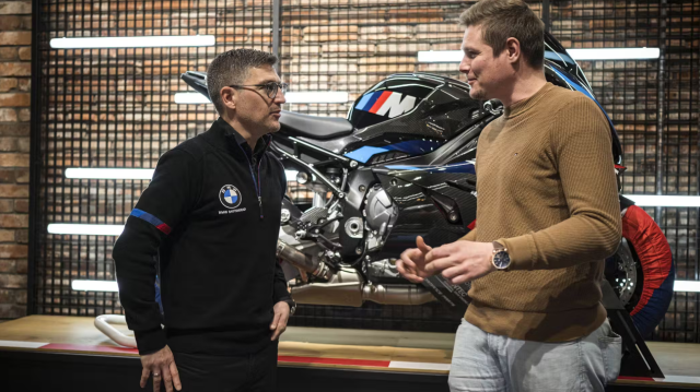 Bo nao dang sau BMW S1000RR va cau chuyen chinh phuc dinh cao The Thao