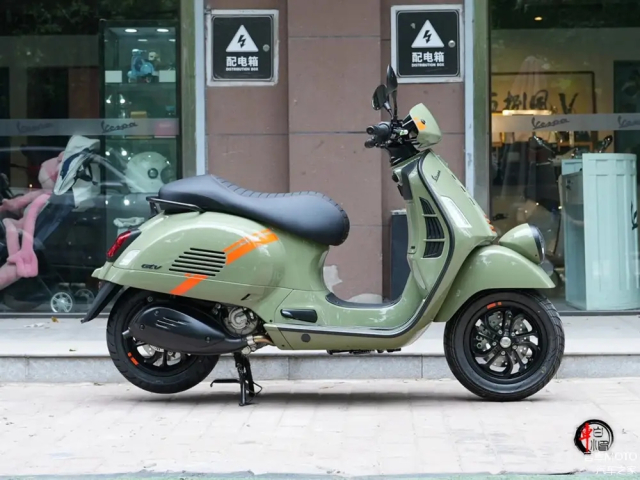 Chi tiet Vespa GTV300 2025 vua ra mat Toi co dien nhung toi khong loi thoi