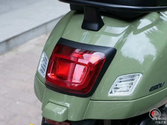 Chi tiet Vespa GTV300 2025 vua ra mat Toi co dien nhung toi khong loi thoi - 8