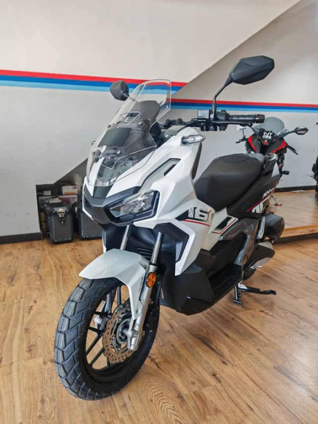 Honda ADV160 2025 Hinh anh thuc te tai dai ly cho thay ngoai hinh ngay cang ben - 4