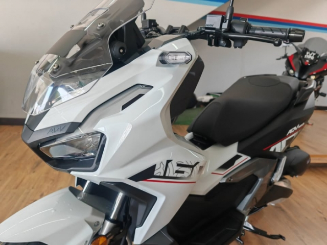 Honda ADV160 2025 Hinh anh thuc te tai dai ly cho thay ngoai hinh ngay cang ben - 5