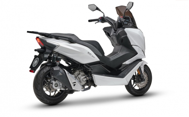 Honda SH350i gap phai doi thu manh Trang bi tuong duong nhung gia chi ngang SH160i - 4