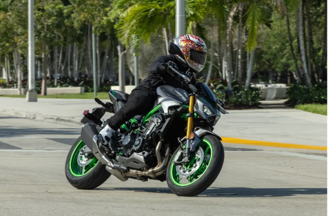 Sam soi Kawasaki Z1100 tiep noi huyen thoai Quai vat moi sap troi day - 4