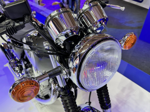 Kham pha chiec mo to co dien Yamaha SR400 Final Edition vua ra mat gia chi 1275 trieu dong